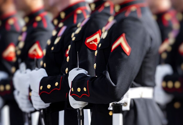 Một nhóm quân nhân mặc quân phục đứng.