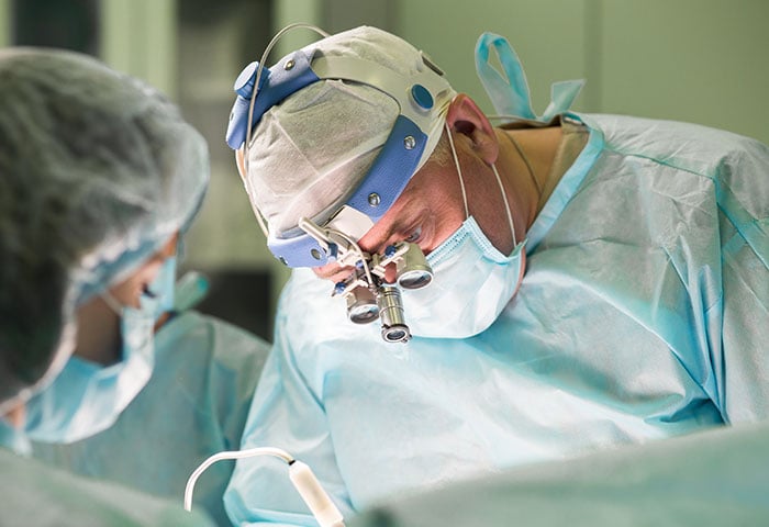 ऑपरेशन कक्ष में एक शल्य क्रिया करने वाला सर्जन।