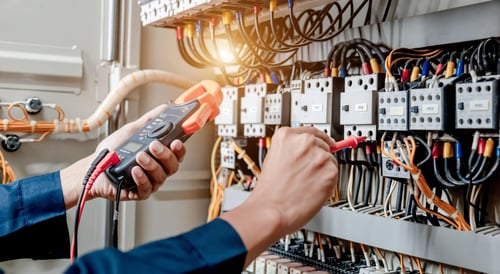 Imagen de un electricista trabajando