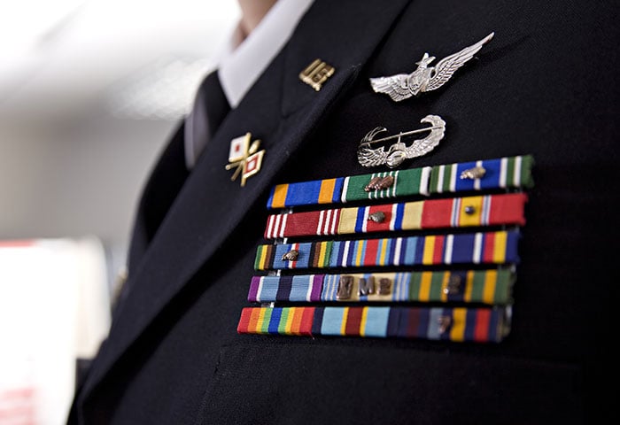 Una imagen centrada en la insignia de un militar